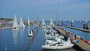 Segler im Yachthafen auf dem Weg zur Regatta auf der Ostsee