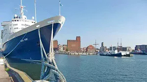 Kreuzfahrtschiff im Wismarer Hafen