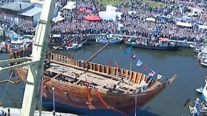 Kogge wird zu Wasser gelassen